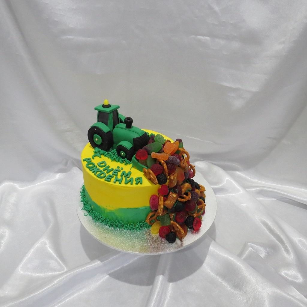 Tractor cake with lollies