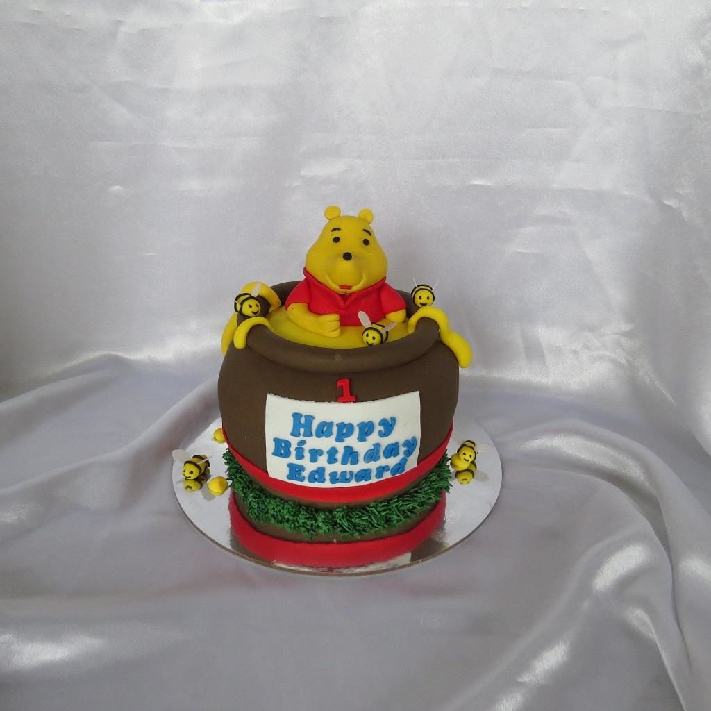 Winnie the Pooh Honey Pot cake
